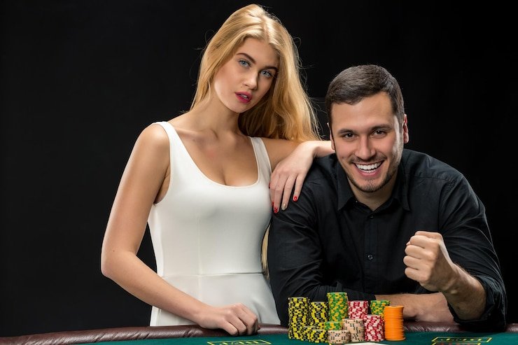 Dealer profesional dalam studio multi-kamera Tampilan dealer langsung dalam Live Blackjack